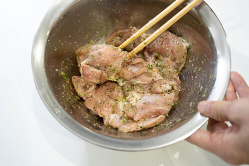 ボウルに鶏もも肉と＝A＝をいれ、混ぜたら、30分ほど漬け込む。

