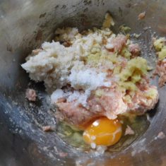 鶏ひき肉に、塩、味噌、ごま油を加えてよく練り、蓮根、卵、麩、砂糖、生姜も加えてさらに練る。