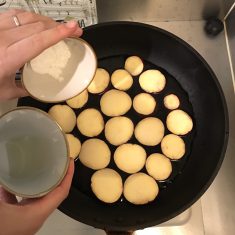 煮立ってきたところで、はちみつを入れる