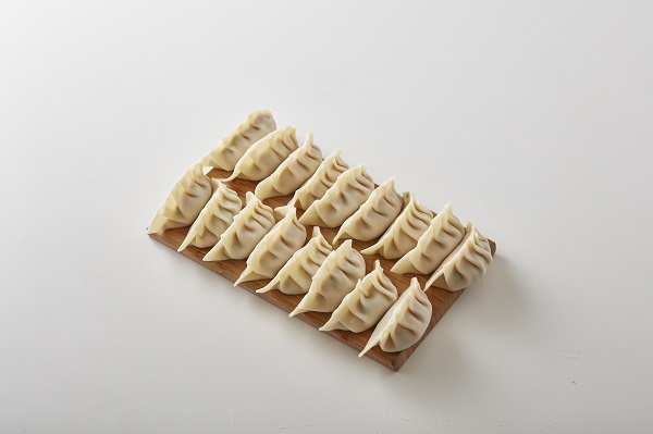 餃子の皮で包む。