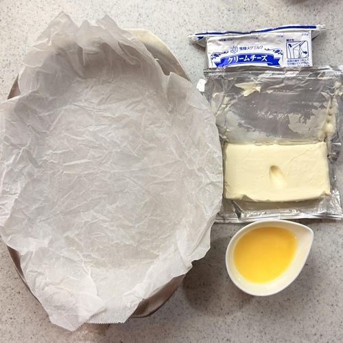 ＝下準備＝
シェフポットにオーブンシートを敷き、本体からはみ出す場合は切っておく。
クリームチーズは常温に出し、柔らかくしておく。
無塩バターは電子レンジ600w40秒かけて溶かしバターにする。
