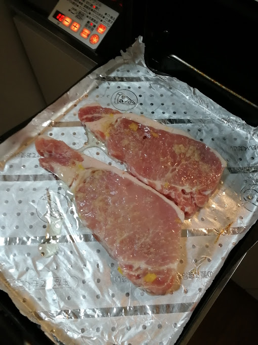 豚肉のパイナップルを落とし、マルチグリルのプレートに軽く油をひいてから盛り付け面を下にして並べ、調理モード［焼く・中］10分焼く。