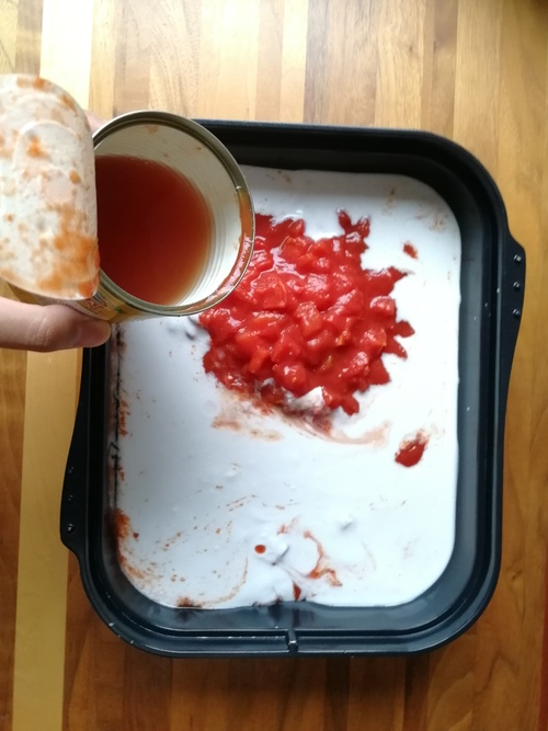 マルチグリルのキャセロールに、ココナッツミルクとトマト缶を入れ、トマト缶に水を入れて中身をすすぐ様にして入れる。
