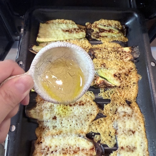 野菜もチーズもかりかりに焼けたら＝マリネ液＝をかけて冷やす。
ロティプレートに野菜が1回で乗り切らない場合は、③で焼けた野菜とチーズをマリネ液の入ったボウルなどに移して②～④を繰り返す。
