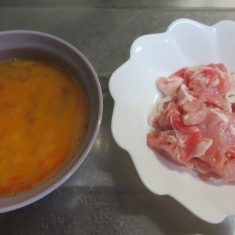 卵は塩少々（分量外）を入れて割りほぐし、豚肉は2cmほどの長さに切って塩とみりんで下味をつけておく。