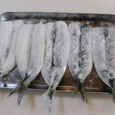 フライパンに油をひき、皮を下にして中火で焼く。
