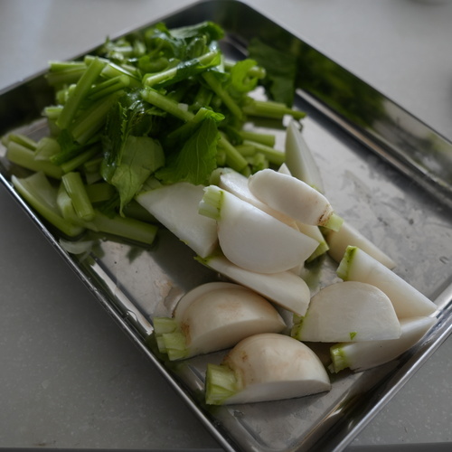 カブは葉の部分を3㎝の長さに、実の部分は8等分の串切りにする。
玉ねぎは1㎜の薄切りに、ベーコンは5㎜の厚さの細切りにする。