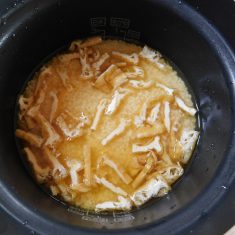 炊飯器に米と（A）の調味料、油揚げをいれ、炊き上げる。