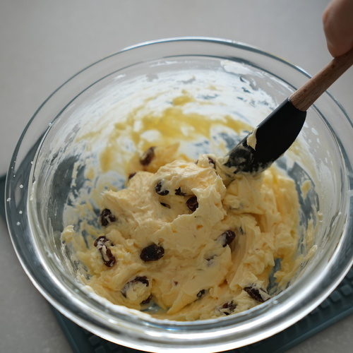 レーズンを加えてクリームを混ぜる。