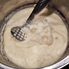 鍋の中でマッシュし滑らかにして、塩小さじ1/3でまずじゃがいもにしっかり塩味をつける。Aを加えて混ぜ、コショウ少々で調味する。