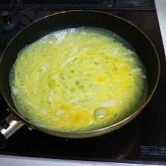 卵は溶いてフライパンで焼き、薄焼き卵を1枚作り、縦に6等分する。