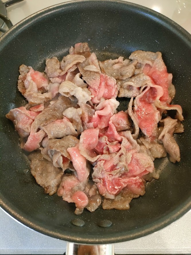 フライパンに油を熱し、牛肉をほぐしながら炒め、肉の色がほとんど変わったら１度取り出しておく。