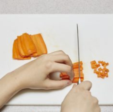 セロリ、にんじん、玉ねぎは粗みじん切りに、にんにくとアンチョビはみじん切りにする。