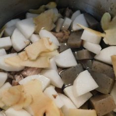 煮汁がひたひたになるほど、煮込めば出来上がり。（お好みで浅葱などをちらしても。）