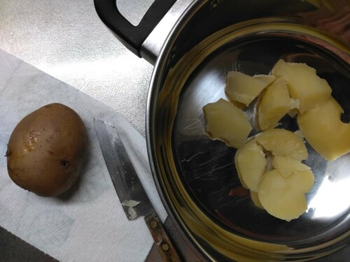 ジャガイモを皮ごと柔らかくなるまで茹でる。熱いうちに、キッチンペーパーとペティナイフ
などで皮をむき、芽を取り除いて鍋に戻して潰す。多少ジャガイモの粒が残っていても構いま
せん。