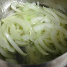鍋にオリーブオイルとみじん切りのにんにくを入れ、香りが出てきたら玉ねぎを加えて炒める。