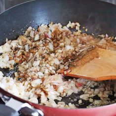 フライパンにたっぷりの油を入れ、ターメリック粉、ニンニク、玉ネギを入れて炒める。（ミャンマー人は揚げ物でするのかというほど油を投入するが、日本人好みに仕上げるならいつもの炒め物より多め程度がおすすめ）