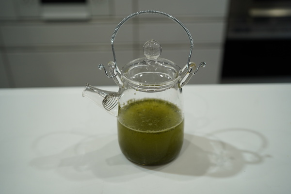緑茶をボウルにいれ、水を注ぎ、30分ほどおく。
