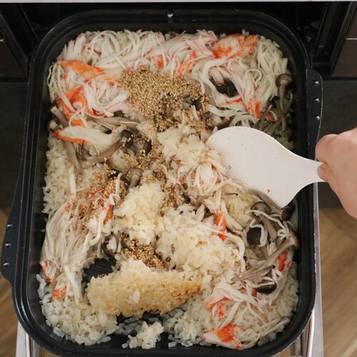 ご飯が炊けたら白ごまを加えてさっくりと混ぜ、小ねぎを小口切りにして乗せる。