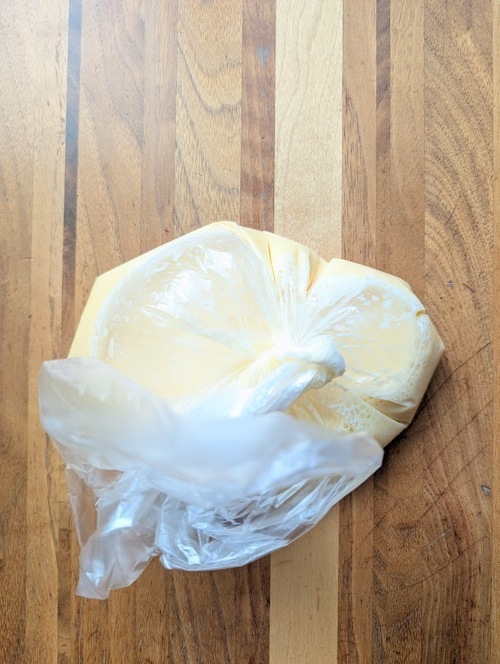 ビニール袋に卵液の材料を入れて混ぜる。