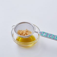 フライパンにオリーブ油とにんにくをいれ、弱火で熱し
