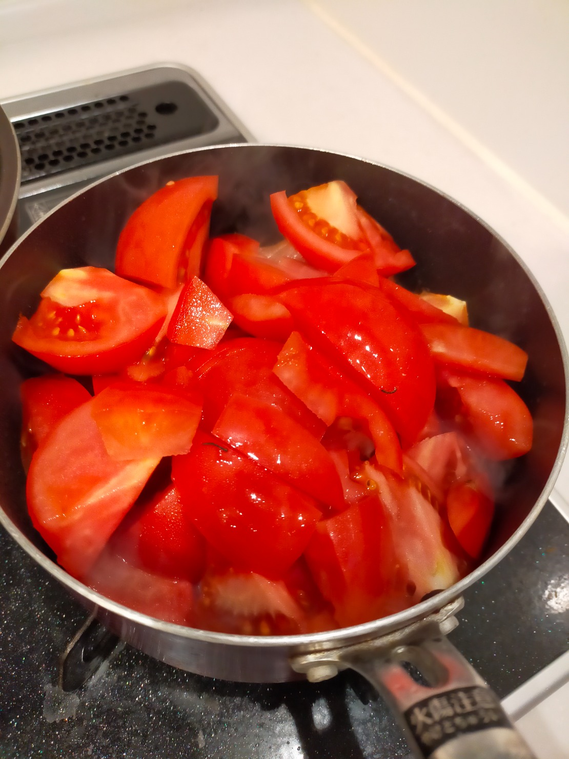 鶏肉がすこし色づいてきたら、カットしたトマトを②の鍋にいれる。
トマトの汁が出てきて、グツグツするまで中火で炒める(約5分)