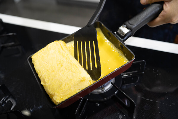 卵焼き器にサラダ油をいれ、中火でよく熱し、１を５～６回に分けながらいれ、卵焼きを作る。
