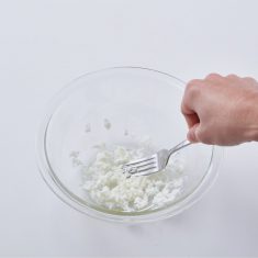 （鶏肉を加熱している間にタルタルソース作り）
耐熱ボウルに卵白をいれ、ラップをしレンジで５０秒加熱する。
フォークで卵白を細かく崩したら、ペーパーで水気をギュッと絞った②と
マヨネーズを加え、塩、黒こしょうで味を調える。