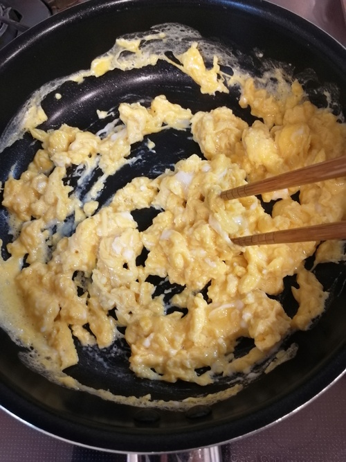 炒り卵を作る。卵に砂糖・塩・水を入れ良く溶きほぐす。
フライパンに油をひき、温まったところに一気に卵液を流し入れ、菜箸でぐるぐるかき混ぜ続ける。