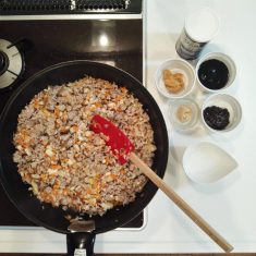 フライパン(中火)に、にんにく、生姜と豆板醤を入れて香りが出るまで炒めたら、強火にして豚ひき肉を入れぽろぽろになるまで炒める。長ネギ、人参、えのき、椎茸を入れ、良く炒める。