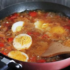 トマトの形が崩れるくらいまで③を煮込んだら、半分に切ったゆで卵を入れ、さらに5分ほど煮込む。