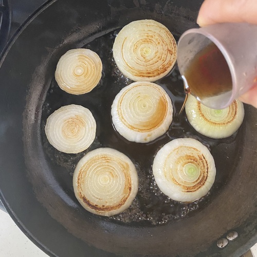両面に焼き色がついたら合わせ調味料を加える。フライパンを揺すりながら調味料を煮詰める。