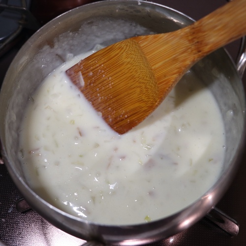 小麦粉を加えて炒めたら牛乳を少しずつ加えてとろみがつくまで中火で熱する。