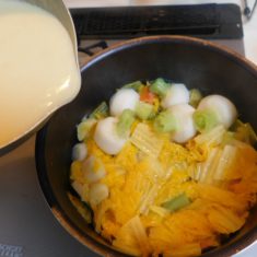 ネギと、牡蠣を加え火を通し、薄口で味を調えたら出来上がり。