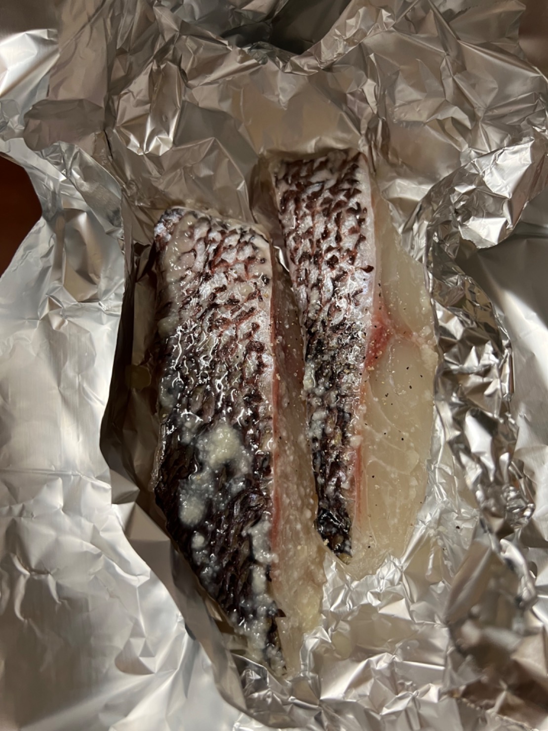アルミホイルに鯛と料理酒をいれて包む