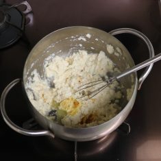 鍋に豆腐と牛乳を入れ、泡だて器で滑らかになるまで混ぜる。玉ねぎはみじん切りにする。