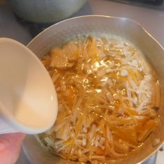 火をつけ、煮立ったら、卵を回し入れる。（卵がふんわり浮いてくる。）