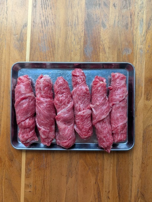 ごぼうが冷めたら、牛肉をきつめに巻く。加熱すると牛肉が縮むので、両端は1㎝余裕を持たせて巻く。