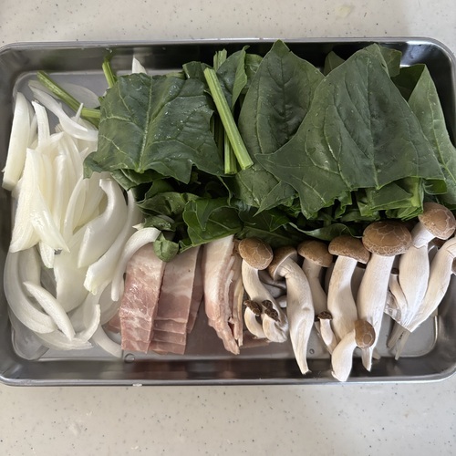 玉ねぎとベーコンは薄切り、ほうれん草はざく切り、しめじは手でほぐす。