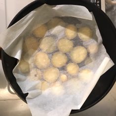 煮汁が1/2になったら、さつまいもを裏返し、落とし蓋をする