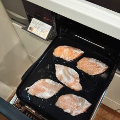 プチトマトは輪切り、パプリカはスライスする。