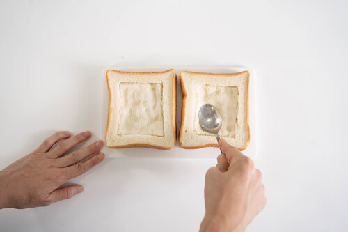 食パンの縁から1cmほどの所に包丁で切り込みをいれたら、スプーンで押さえてくぼみを作る。