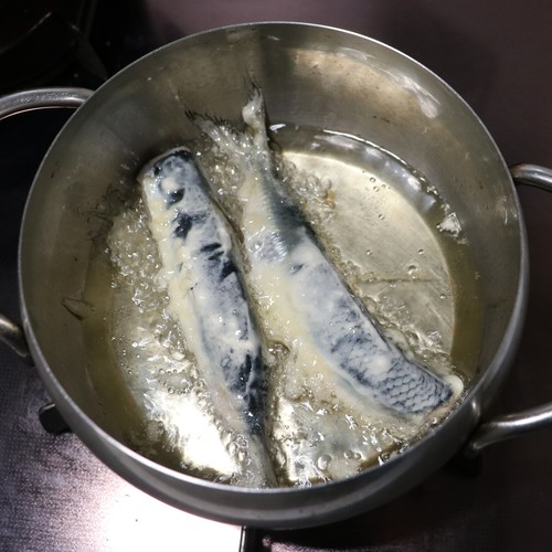 小魚を衣に絡ませて、180℃の油で全体をこんがり揚げる。残った衣は、家にある野菜に絡めて使い切ってください。なすにオクラにアスパラ、色々なお野菜に合いますよ。