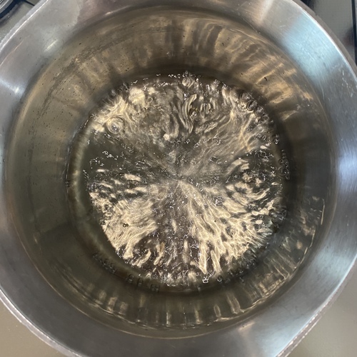 ＝煮切りみりんを作る＝
鍋に酒とみりんを入れて、とろみが出て茶色になるまで煮詰める。