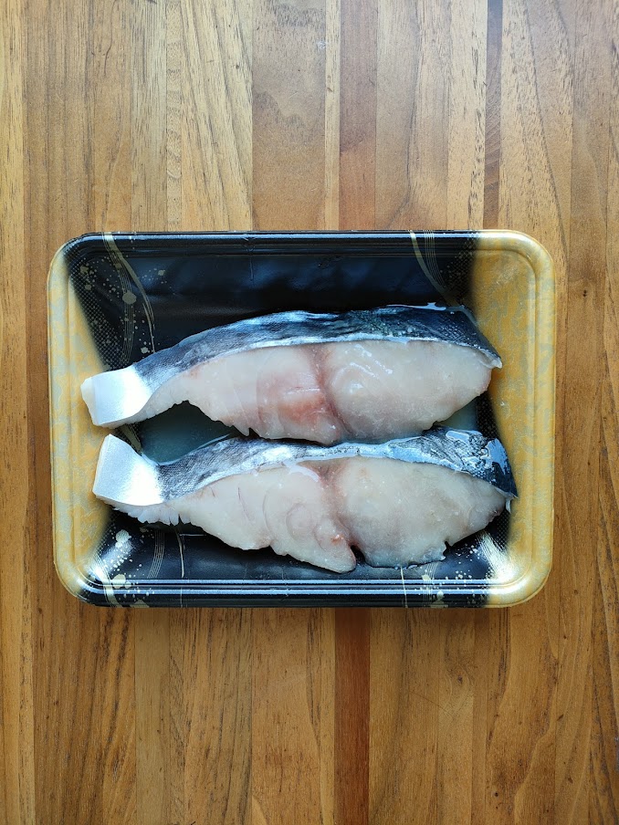 塩麹とみりんを混ぜ、キッチンペーパーで余分な水分を拭きとったさわらに塗り、30分おく。