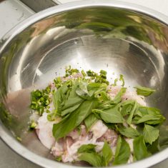 ①に塩、レモンバジルの葉を入れ、手でしっかりと揉む。 全体が混ざったら、片栗粉を入れて混ぜる。