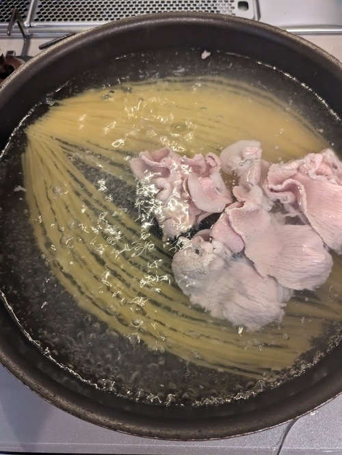 途中で豚肉を一緒に茹で、取り出しておく。