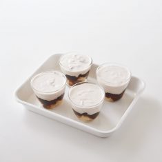 冷蔵庫で３～４時間ほど冷やしたら、ココアをふり、食べやすく切ったいちごをのせる。
