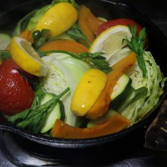 15～20分、野菜が芯までしっかりと蒸し焼きができたタイミングが最もおすすめの食べごろ。焼ける前に、香りづけのイタリアンパセリとカットレモンを加える。