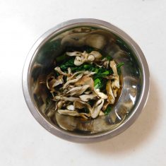 ③に春菊、舞茸を浸して出来上がり。